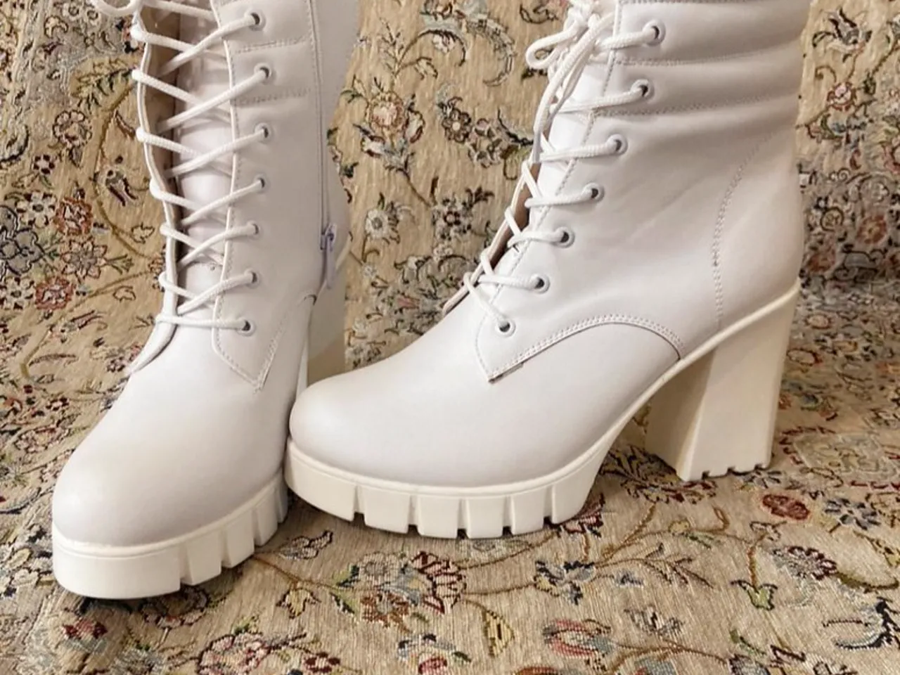 Baskets Nike femme modèle argenté